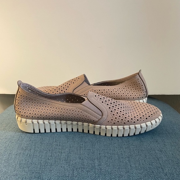 Sketchers Women’s Sepulveda Blvd- A La Mode Slip On in the color Lilac size 9.5 - Picture 3 of 11